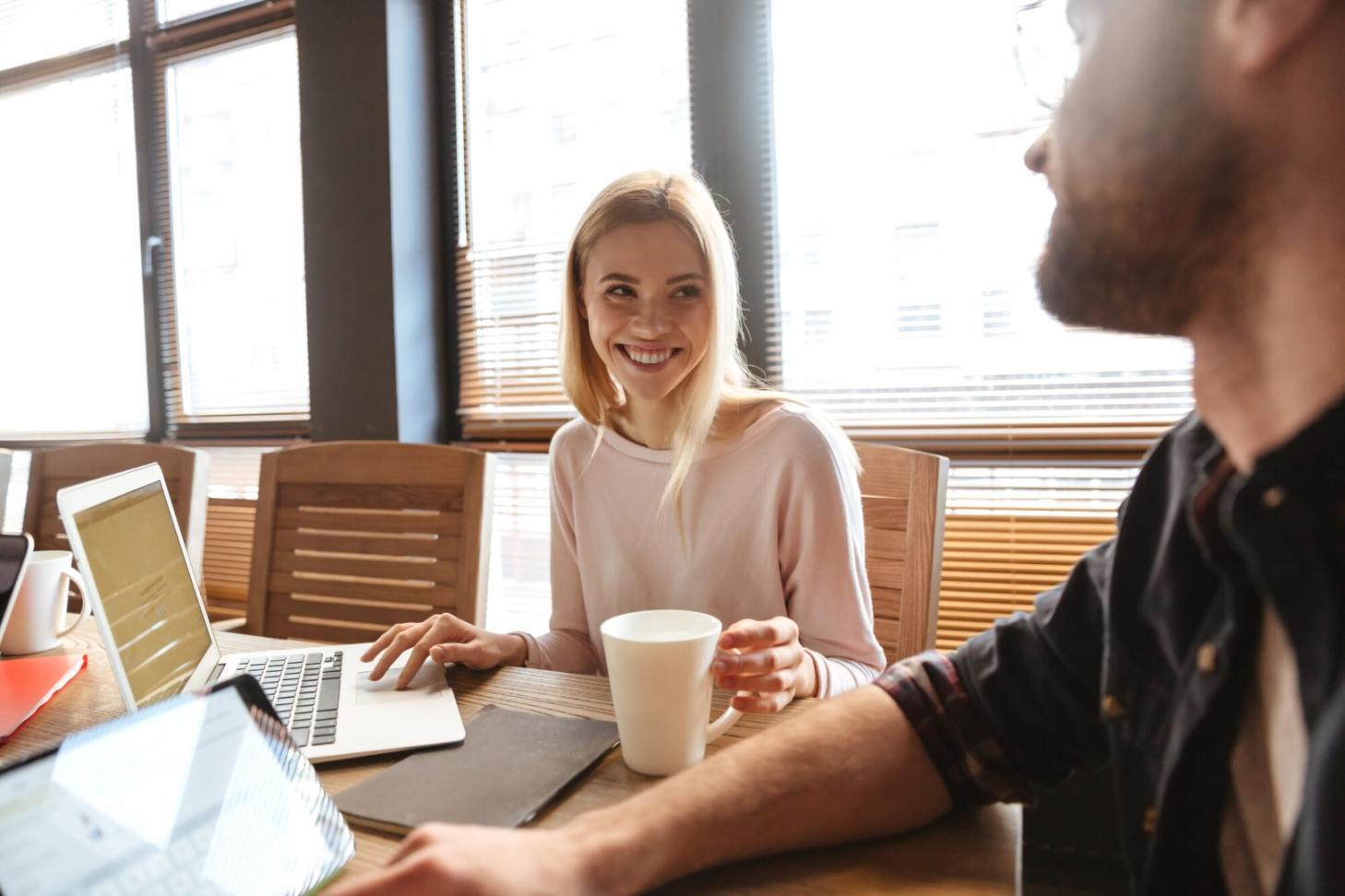 Tecnología de análisis financiero con interfaces digitales modernas