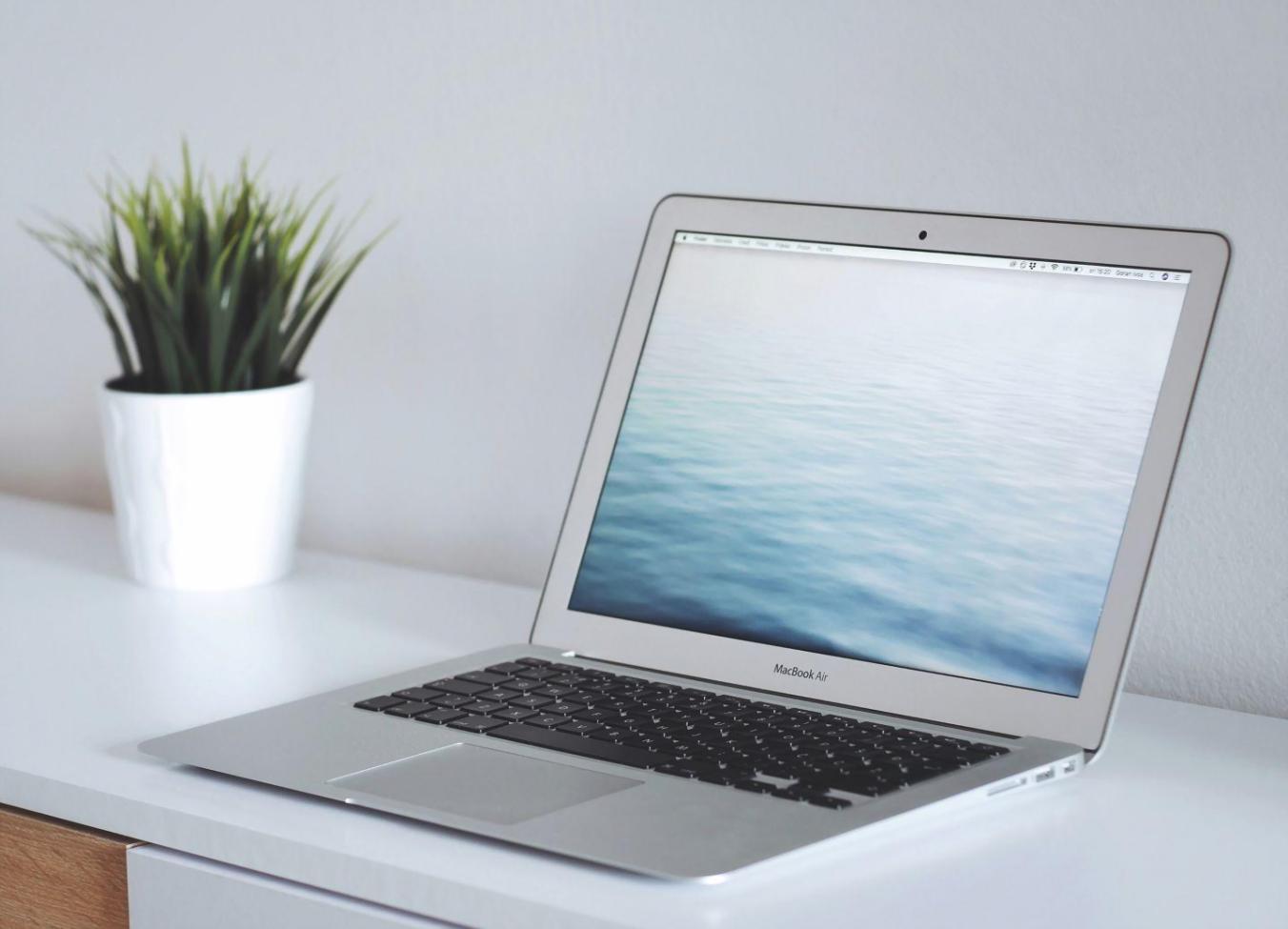 Análisis de métricas financieras en tiempo real mostrando gráficos de rendimiento presupuestario